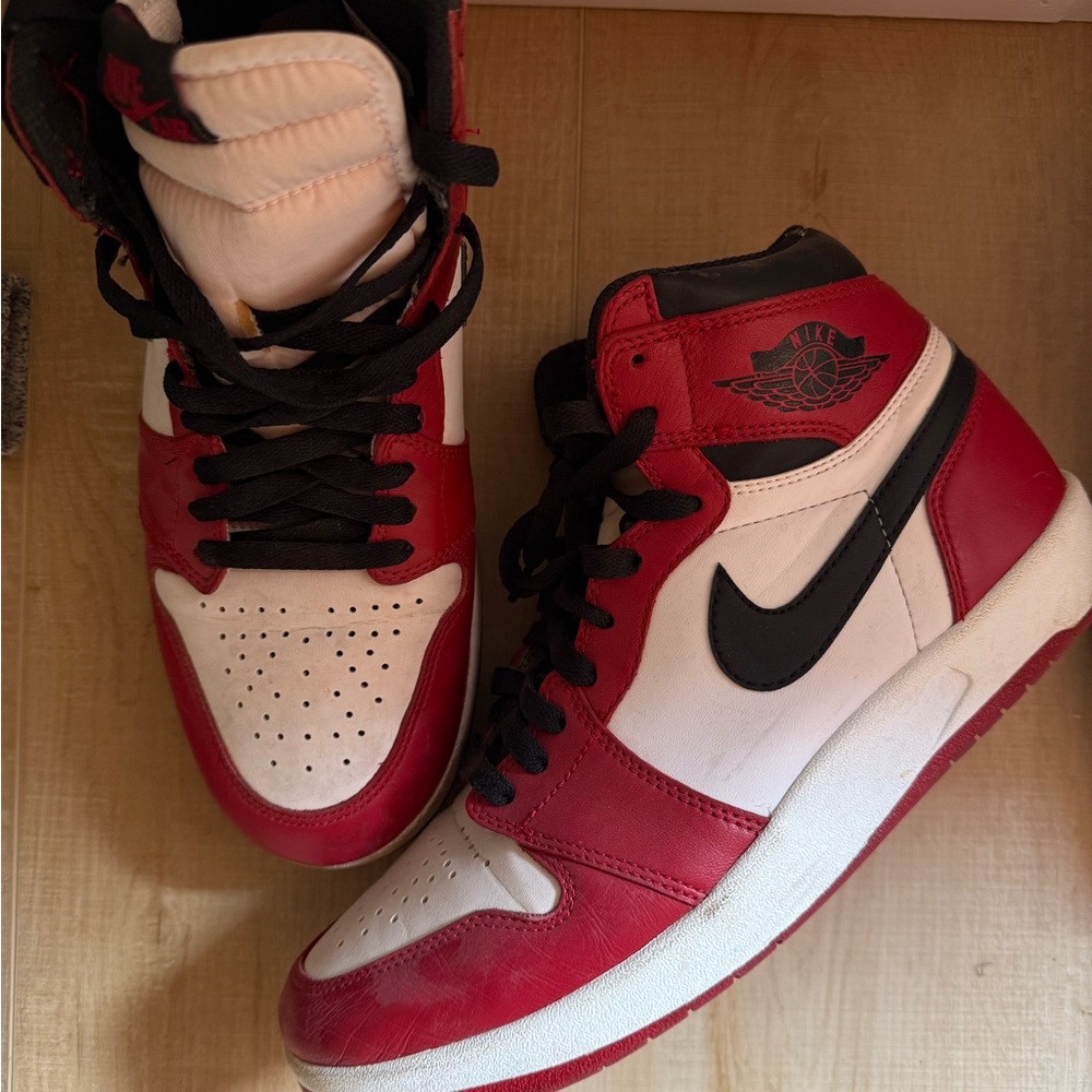 Jordan 1 Retro | Red and White High-Top with Black Accent